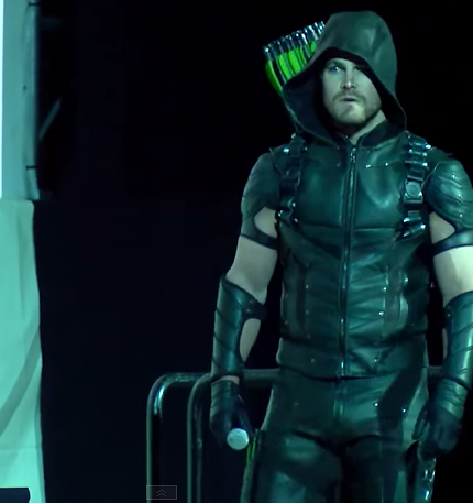 new-arrow-costume-revealed-at-comic-con-stephen-amell-430×457